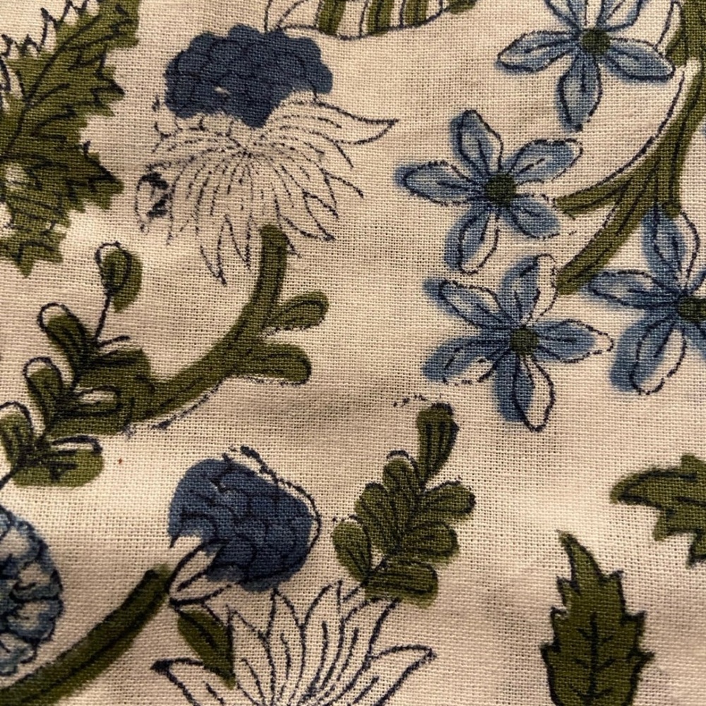 Floral All Cotton Tablecloth, one rectangle, one round, plus 4 large nappykins - Picture 4 of 7